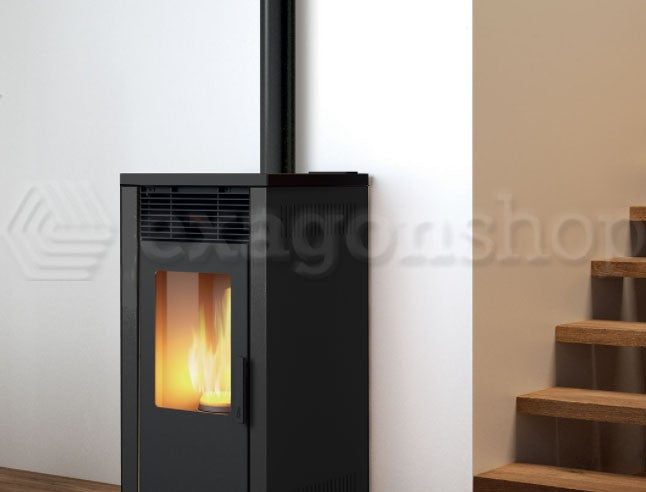 Royal Donna Air 80 Us Stufa A Pellet Ad Aria Con Uscita accesa in soggiorno, fiamma visibile attraverso il vetro