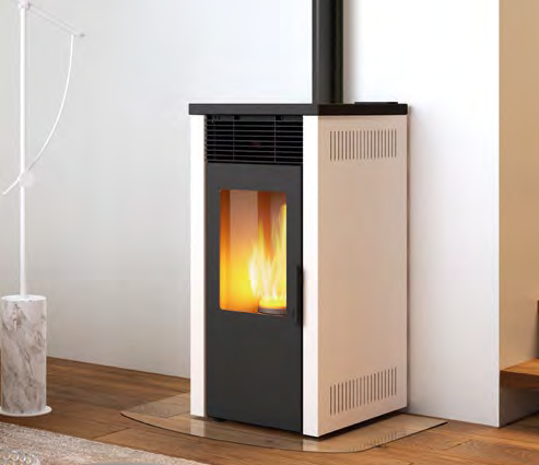 Royal Donna Air 80 Us Stufa A Pellet Ad Aria Con Uscita accesa in soggiorno, fiamma visibile attraverso il vetro