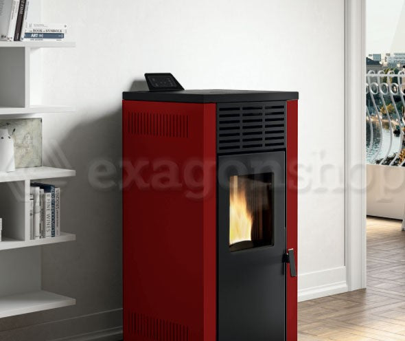 Royal Jada 6 Stufa A Pellet Ad Aria 6 Kw in Acciaio Rosso accesa in soggiorno, fiamma visibile attraverso il vetro