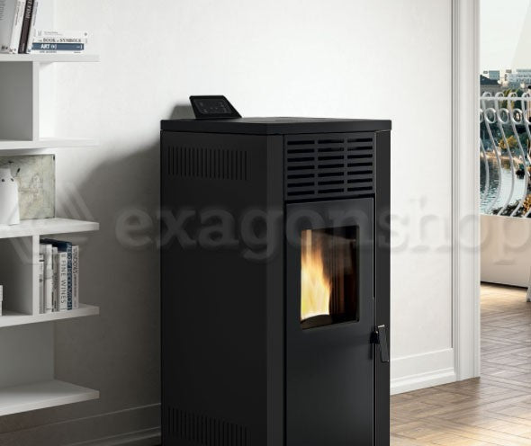 Royal Jada 8 Stufa A Pellet Ad Aria 8 Kw Serbatoio 19 Kg In accesa in soggiorno, fiamma visibile attraverso il vetro
