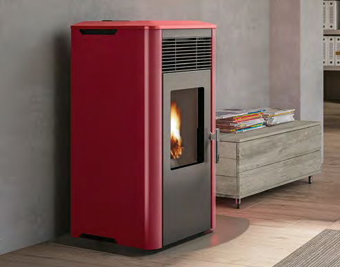 Royal Ilena E Air 60 Stufa A Pellet Ermetica Ad Aria Con in ceramica accesa in soggiorno, fiamma visibile attraverso il vetro