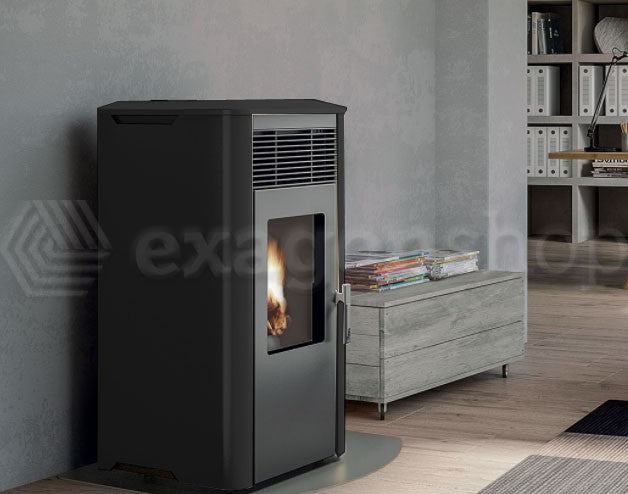 Royal Ilena E Air 60 Stufa A Pellet Ermetica Ad Aria Con in ceramica accesa in soggiorno, fiamma visibile attraverso il vetro