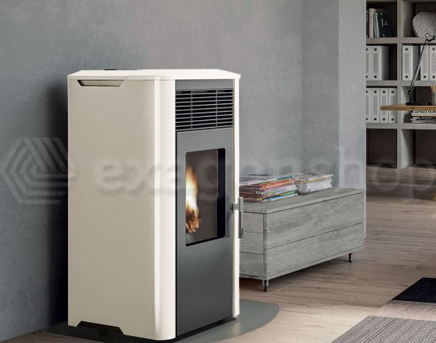 Royal Ilena E Air 80 Stufa A Pellet Ermetica Ad Aria Con in ceramica accesa in soggiorno, fiamma visibile attraverso il vetro