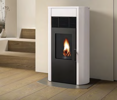 Royal Roberta E Air 80 Stufa A Pellet Ermetica Ad Aria Con in ceramica accesa in soggiorno, fiamma visibile attraverso il...