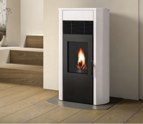 Royal roberta e air 120 stufa a pellet ermetica ad aria in ceramica accesa in soggiorno, fiamma visibile attraverso il vetro