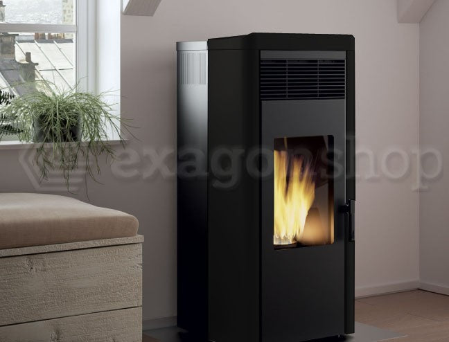 Royal Lea Air 90 Stufa A Pellet Ad Aria Con Top In Ceramica in opaco accesa in soggiorno, fiamma visibile attraverso il vetro