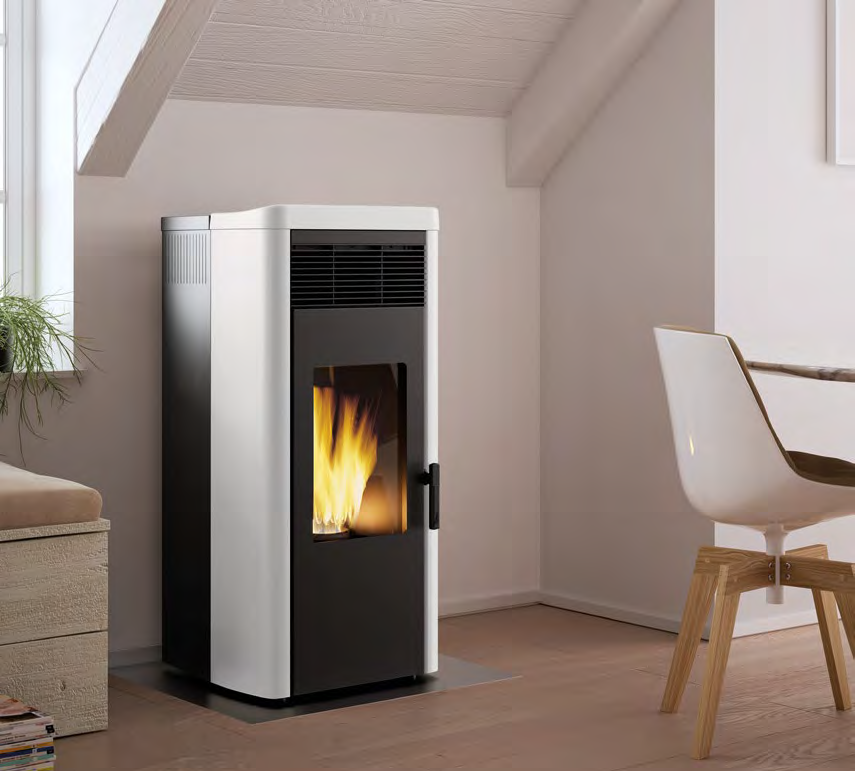 Royal Lea Air 90 Stufa A Pellet Ad Aria Con Top In Ceramica accesa in soggiorno, fiamma visibile attraverso il vetro