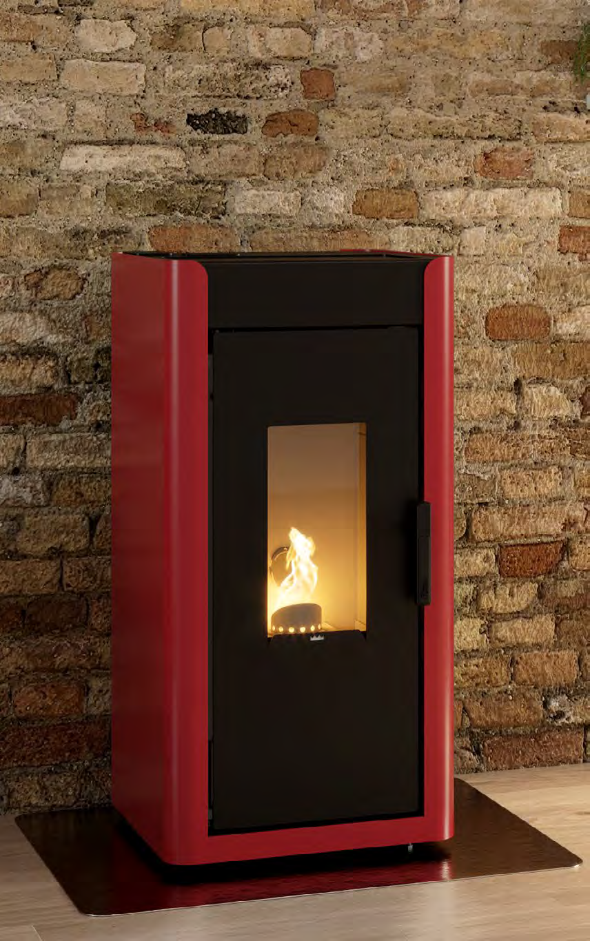 Royal Ilde Air 80 Stufa A Pellet Ad Aria 8kw In Acciaio accesa in soggiorno, fiamma visibile attraverso il vetro