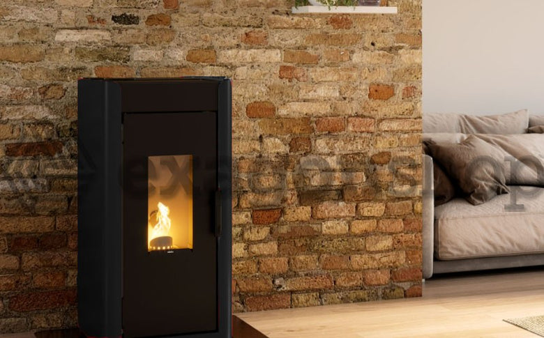 Royal Ilde Air 80 Stufa A Pellet Ad Aria 8kw In Acciaio Nero accesa in soggiorno, fiamma visibile attraverso il vetro