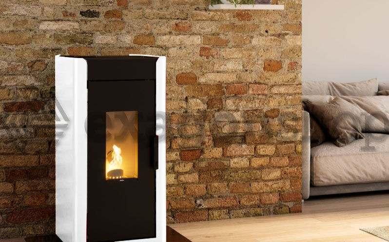 Royal Ilde Air 80 Stufa A Pellet Ad Aria 8 kw in Acciaio accesa in soggiorno, fiamma visibile attraverso il vetro
