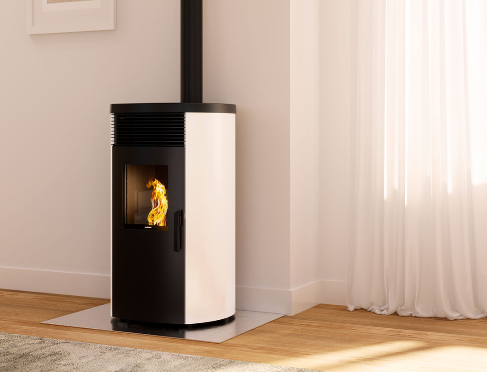 Royal rondine air 60 us stufa a pellet ad aria uscita fumi in ghisa accesa in soggiorno, fiamma visibile attraverso il vetro
