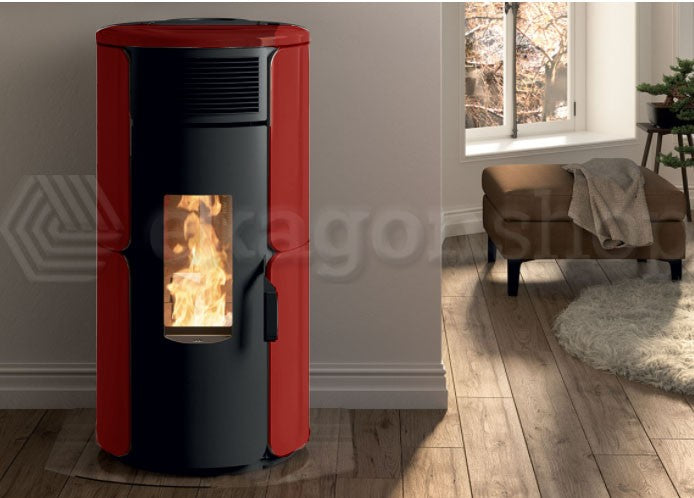 Royal Dora Air 80 Stufa A Pellet Ad Aria Con Top In in ceramica e ghisa accesa in soggiorno, fiamma visibile attraverso...