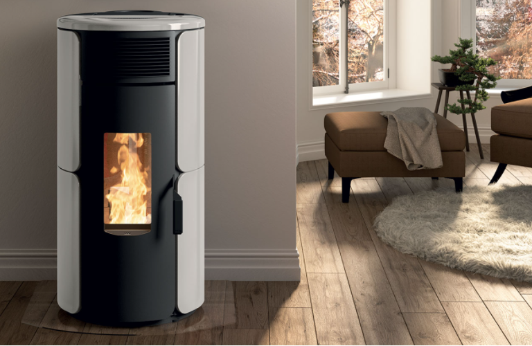 Royal Dora Air 80 Stufa A Pellet Ad Aria Con Top In in ceramica e ghisa accesa in soggiorno, fiamma visibile attraverso...