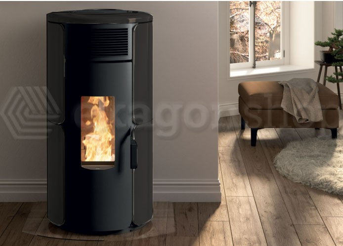 Stufa A Pellet Ad Aria Con Top In Maiolica E Ghisa In in ceramica accesa in soggiorno, fiamma visibile attraverso il vetro