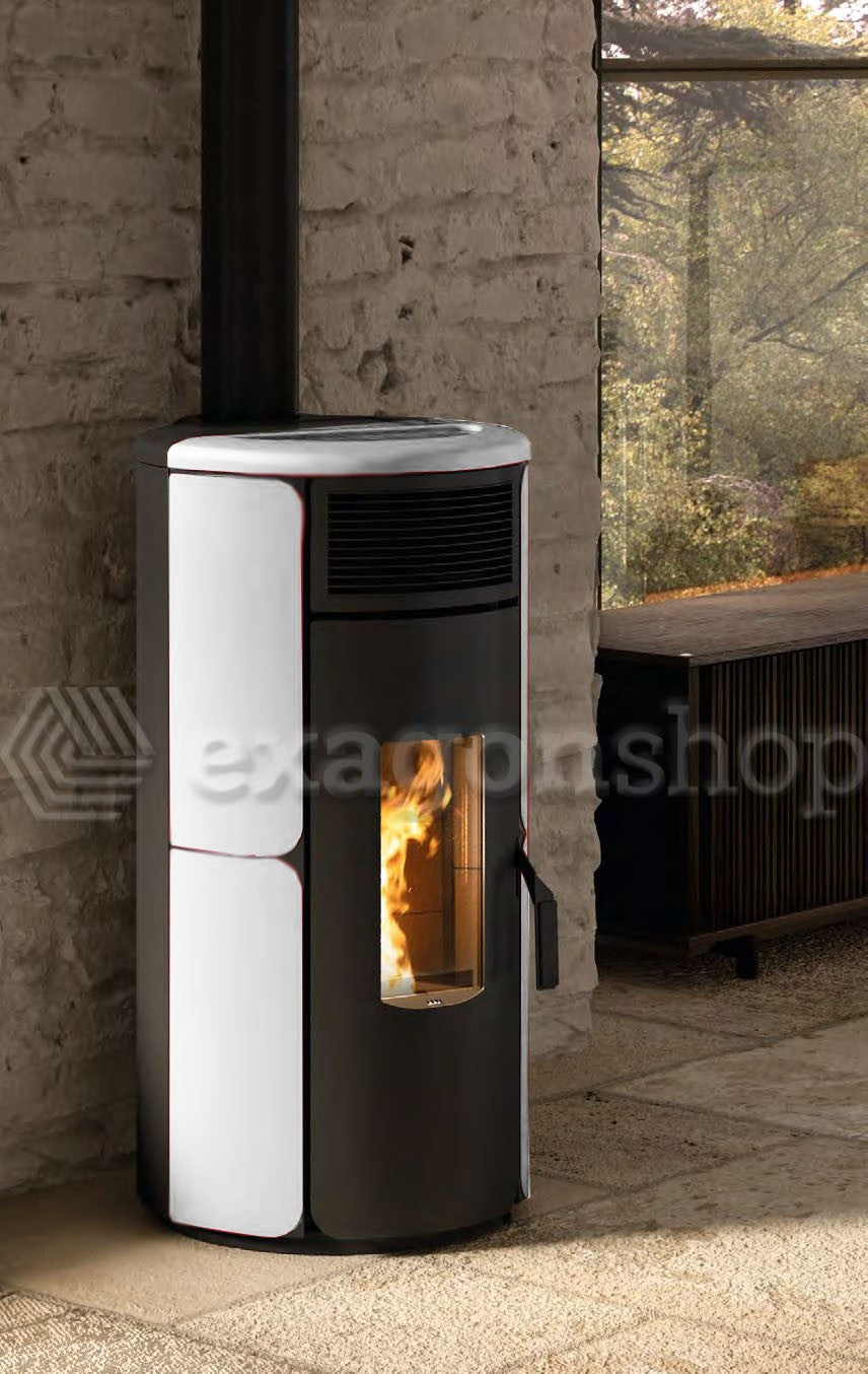 Royal Grazia E air 80 us Stufa ermetica a pellet ad aria in ghisa e maiolica accesa in soggiorno, fiamma visibile...