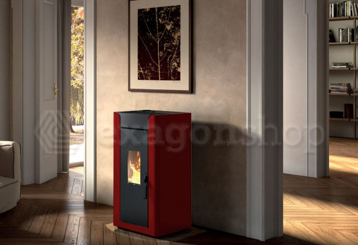 Royal Alida Air 120 Stufa A Pellet Ad Aria Canalizzabile accesa in soggiorno, fiamma visibile attraverso il vetro
