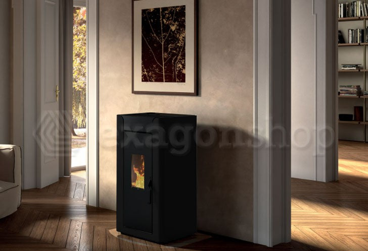 Stufa A Pellet Ad Aria Canalizzabile 12kw In Acciaio Nero accesa in soggiorno, fiamma visibile attraverso il vetro