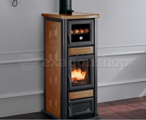Stufa A Legna Con Forno 7kw In Metallo E Ceramica Cuoio accesa in soggiorno, fiamma visibile attraverso il vetro