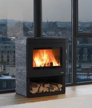 Stufa Legna ad aria 9 kw 70x50x95 vano aperto con in naturale accesa in soggiorno, fiamma visibile attraverso il vetro