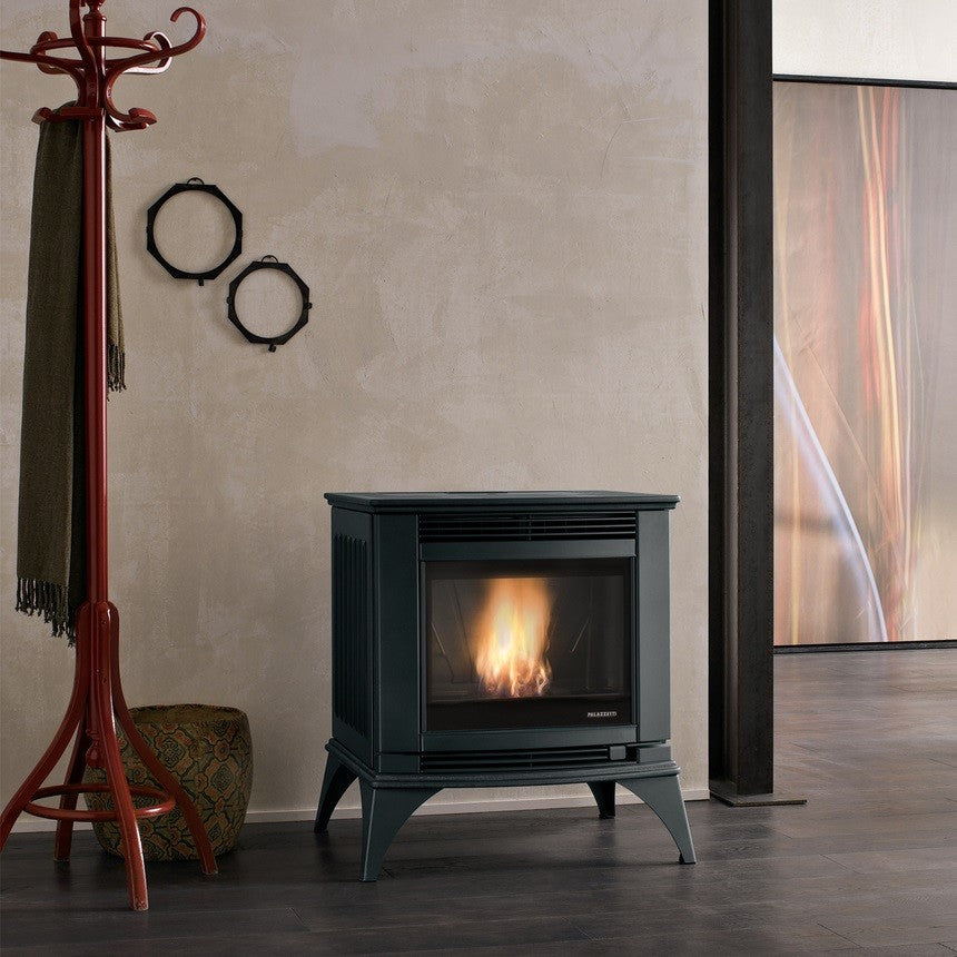Palazzetti Cesare II Stufa A Pellet Ecofire Ad Aria 9kw nero in ghisa accesa in soggiorno, fiamma visibile attraverso il...