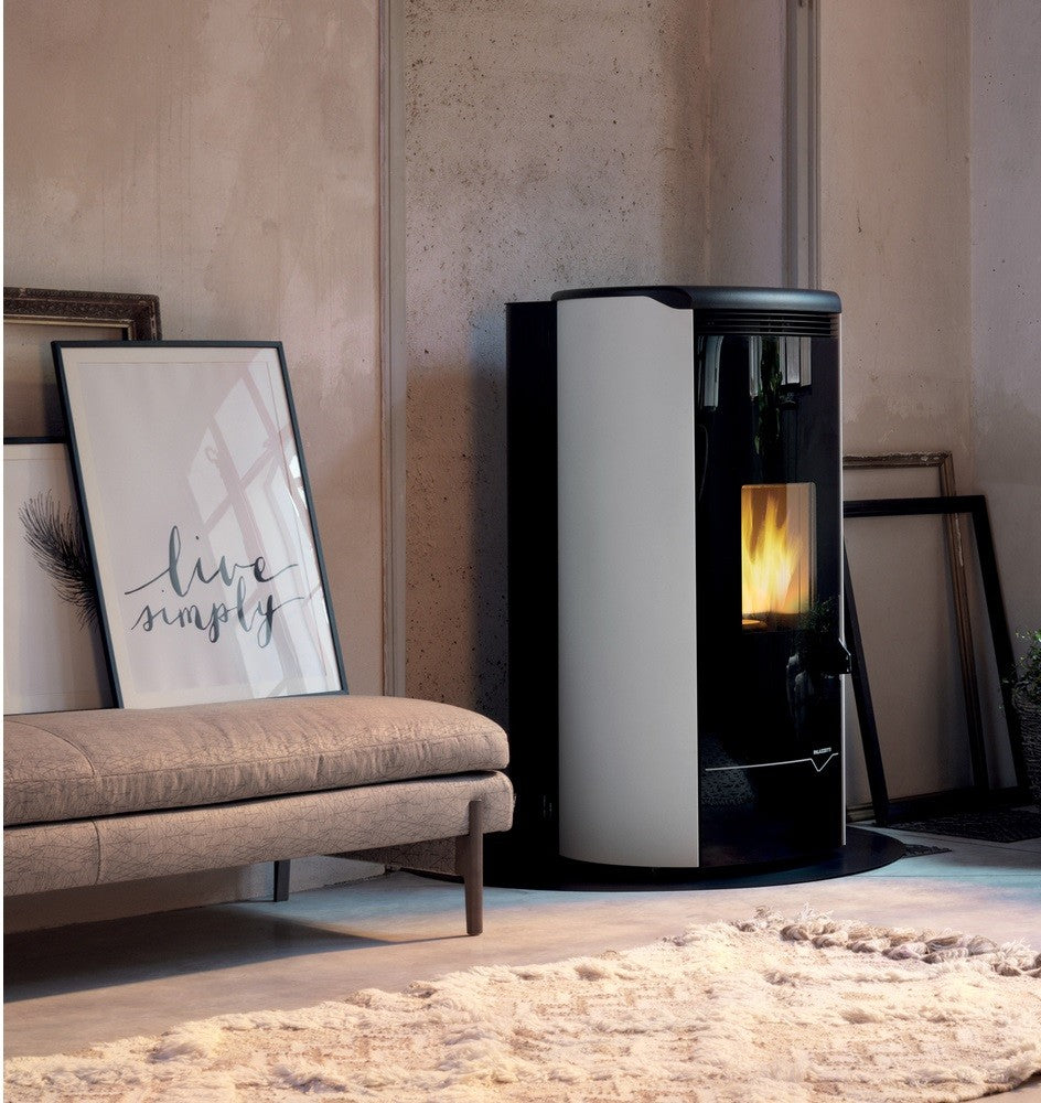 Stufa A Pellet ecofire ad acqua o aria 26kw Con Top In in ghisa accesa in soggiorno, fiamma visibile attraverso il vetro