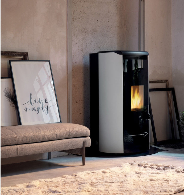 Stufa A Pellet Ecofire Ad Acqua e aria 20kw Con Top In in ghisa accesa in soggiorno, fiamma visibile attraverso il vetro