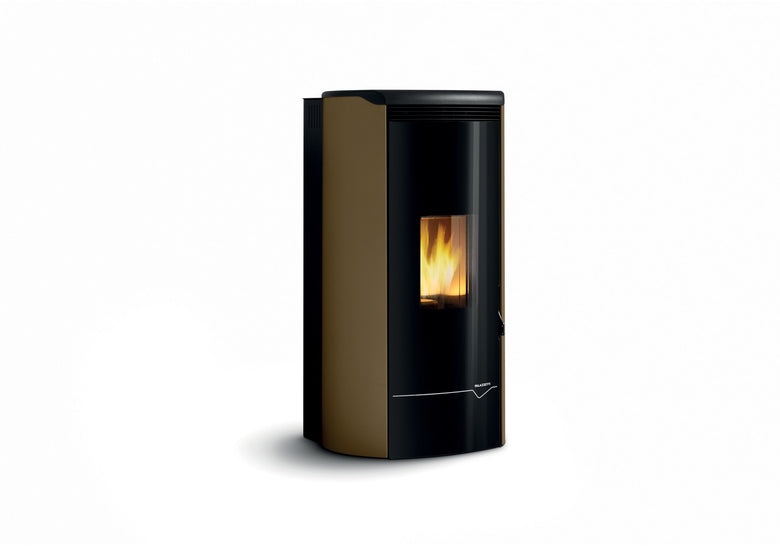 Stufa A Pellet Ecofire Ad Acqua e aria 20kw Con Top In in ghisa accesa in soggiorno, fiamma visibile attraverso il vetro