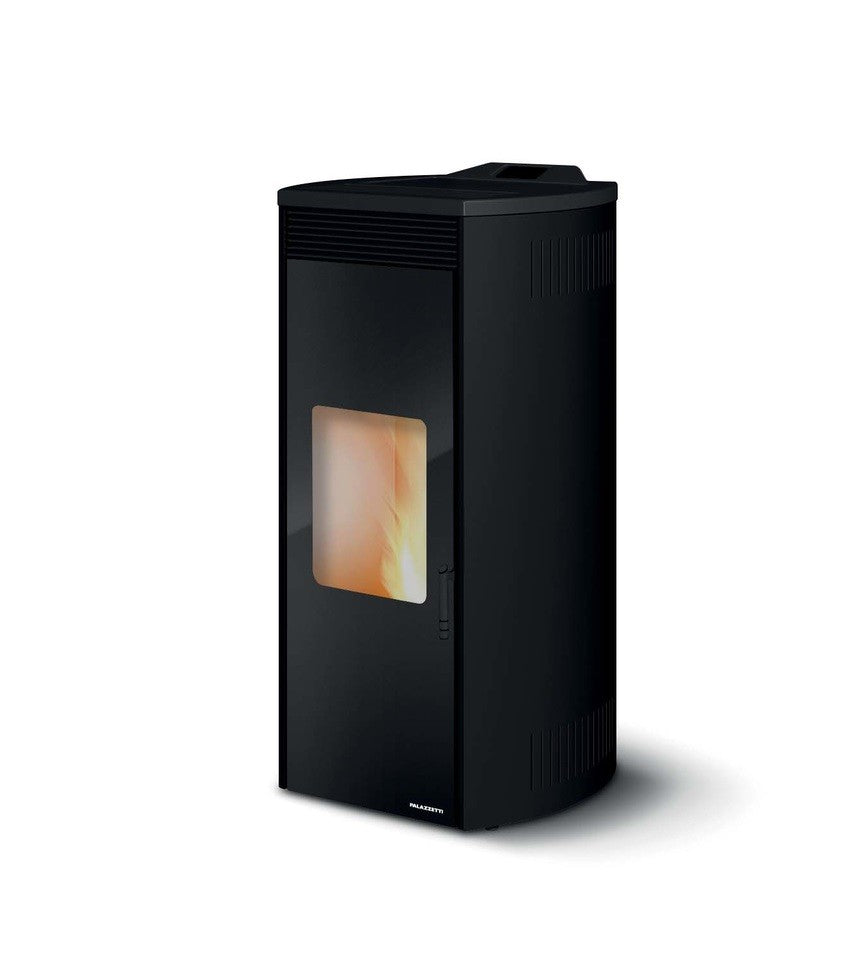 Palazzetti Giorgia 12 Ecofire Stufa A Pellet Ad Aria 12kw in ghisa accesa in soggiorno, fiamma visibile attraverso il vetro