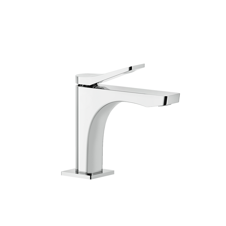 Gessi Rilievo Miscelatore Lavabo Senza Scarico Cromo ambientato su piano bagno con accessori