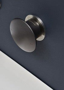 Antonio Lupi Mayday Miscelatore con Corpo Ad Incasso Grafite in acciaio inox ambientato su piano bagno con accessori...