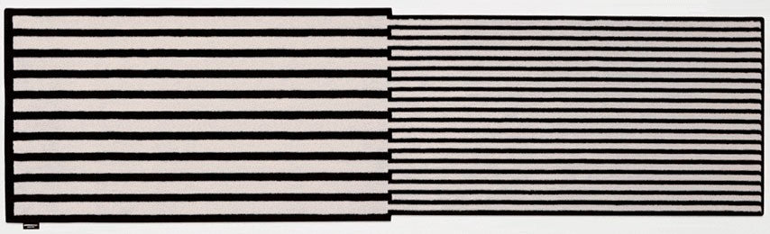 Antonio Lupi Tramato Tappeto 240x67 poligonale In Velluto Nero ambientato in spazio living con arredi coordinati...