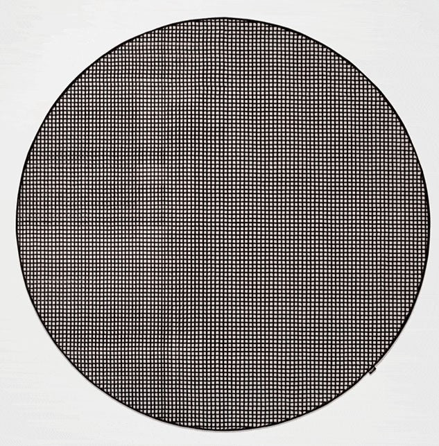 Antonio Lupi Tramato Tappeto 250 cm tondo In Velluto Tr811 Nero ambientato in spazio living con arredi coordinati...