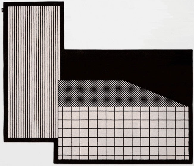 Antonio Lupi Tramato Tappeto 196x231 Poligonale In Velluto Nero ambientato in spazio living con arredi coordinati...