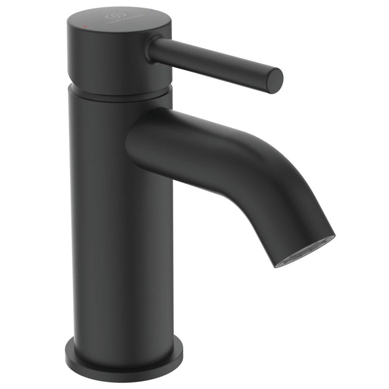 Ideal Standard Ceraline Miscelatore Lavabo Con Asta in opaco ambientato su piano bagno con accessori