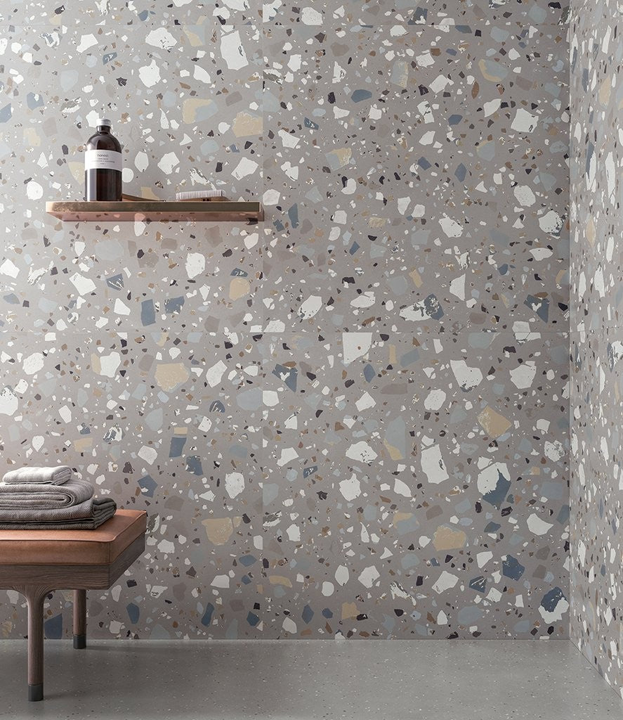 Pavimento rivestimento 120x120 in gres Grey Ceramica Sant posata in ambiente arredato, dettaglio della venatura