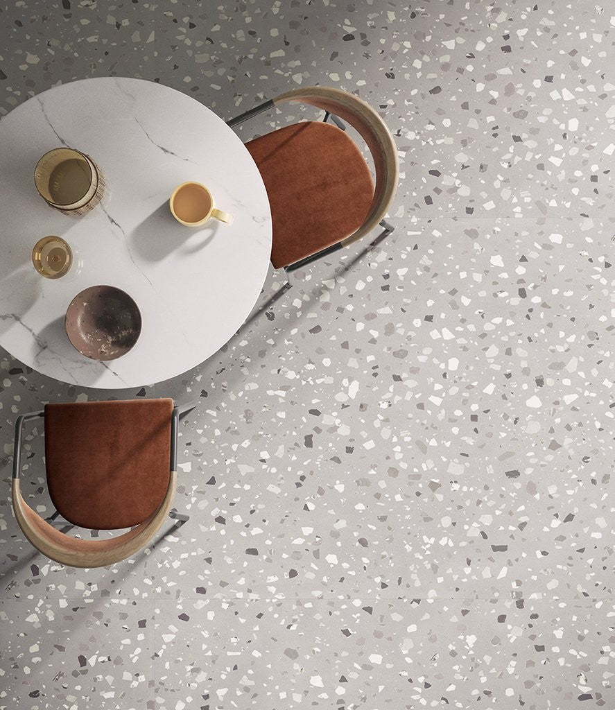 Pavimento rivestimento 60x60 in gres Pearl Ceramica Sant posata in ambiente arredato, dettaglio della venatura