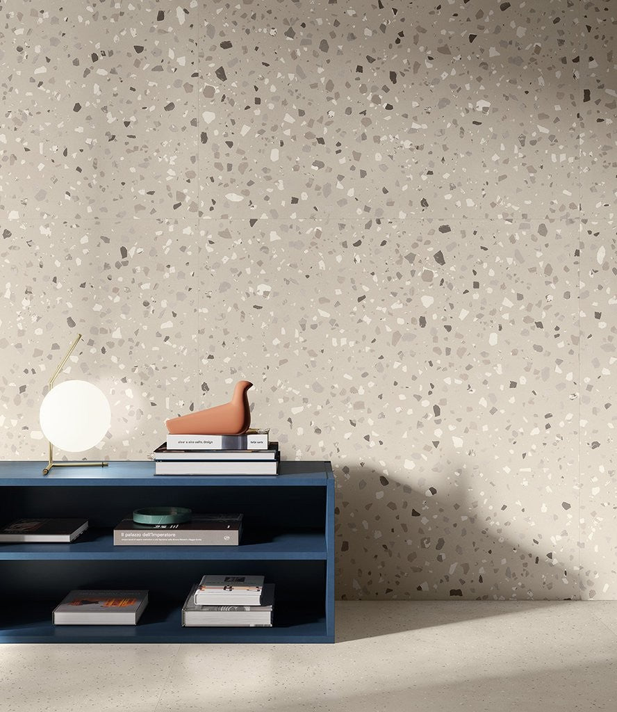 Pavimento rivestimento 60x60 in gres Sand Ceramica Sant posata in ambiente arredato, dettaglio della venatura