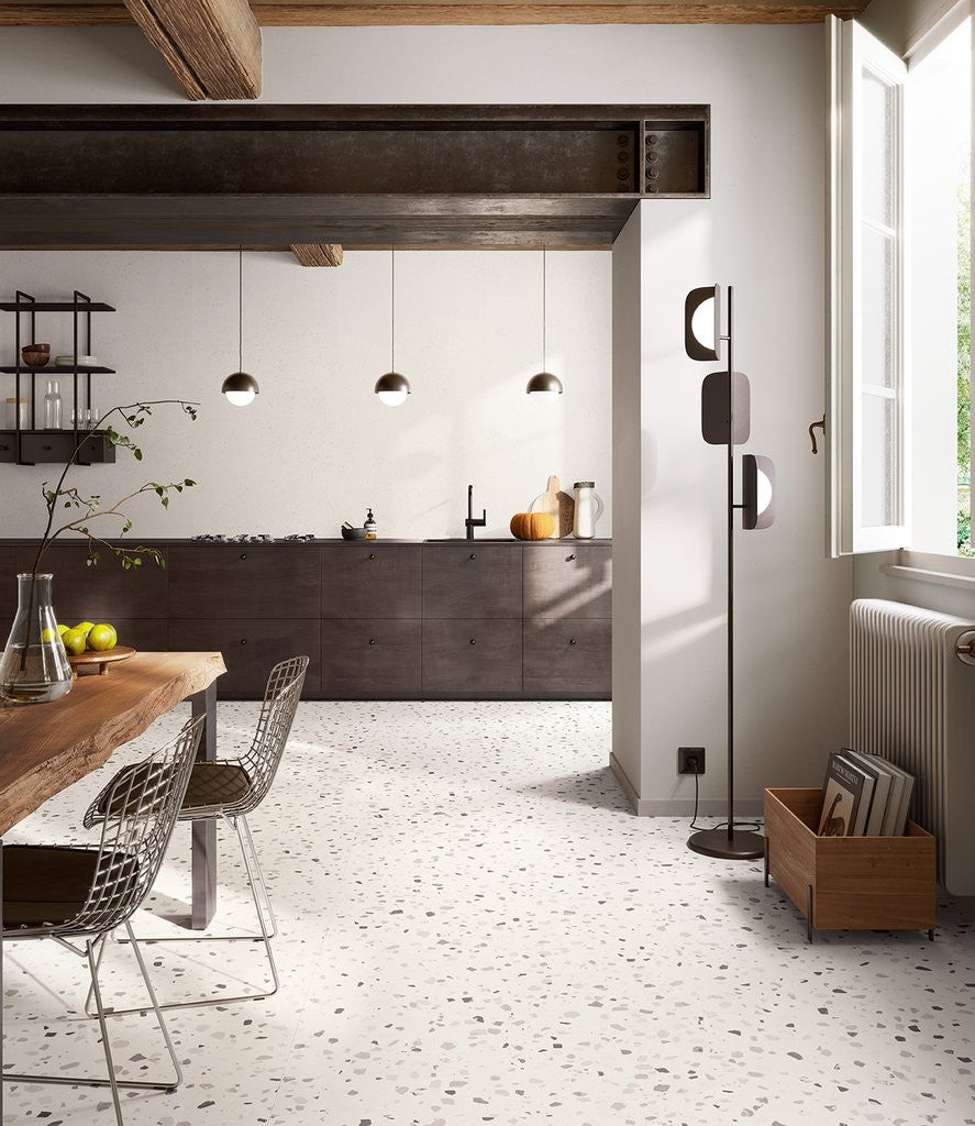 Pavimento rivestimento 60x60 in gres white Ceramica Sant posata in ambiente arredato, dettaglio della venatura