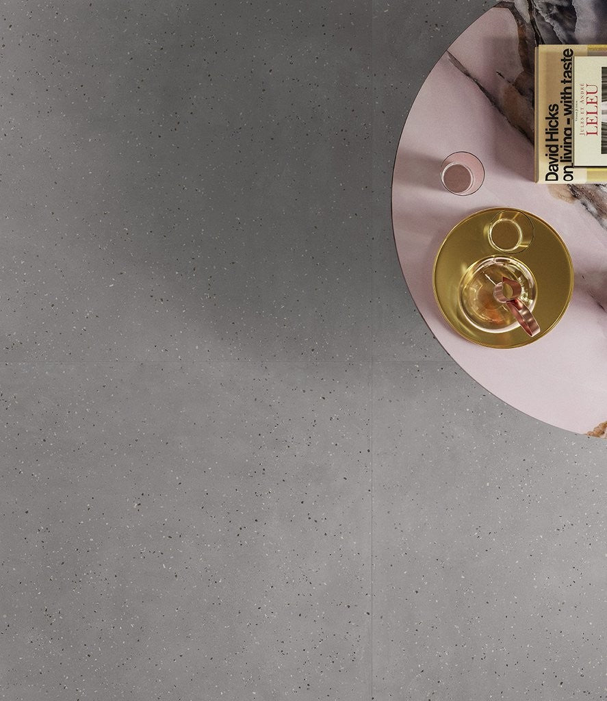 Pavimento rivestimento 60x60 in gres Grey Ceramica Sant posata in ambiente arredato, dettaglio della venatura