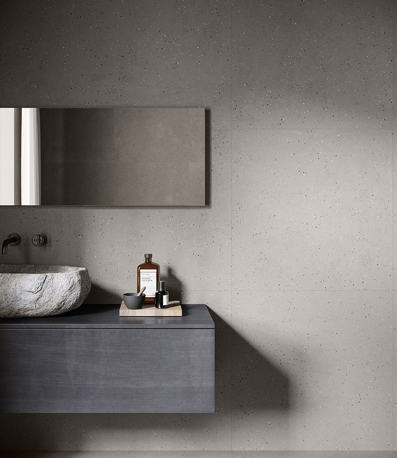 Pavimento rivestimento 60x60 in gres Pearl Ceramica Sant posata in ambiente arredato, dettaglio della venatura