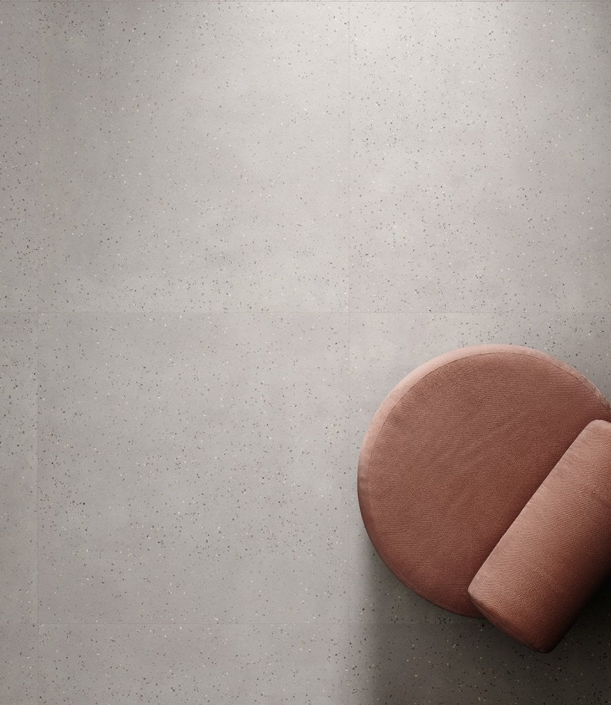 Pavimento rivestimento 60x60 in gres Pearl Ceramica Sant in ambientazione completa, vista d'insieme della stanza