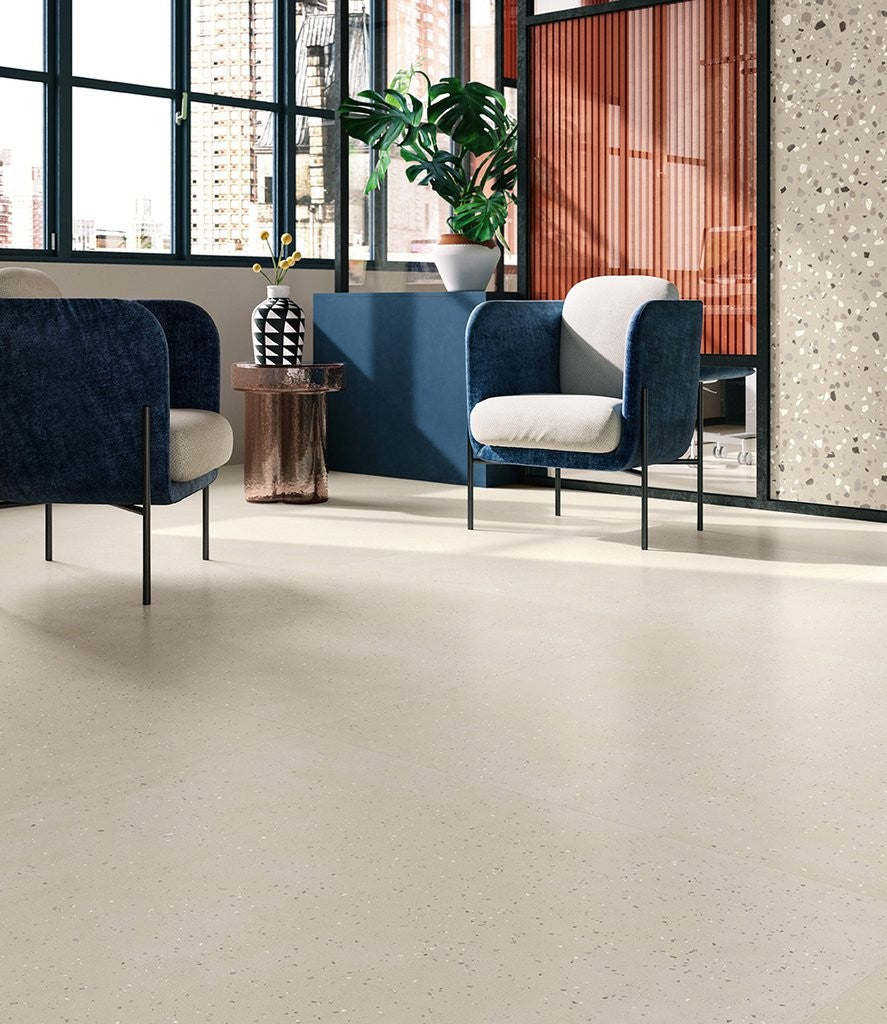 Pavimento rivestimento 60x60 in gres Sand Ceramica Sant posata in ambiente arredato, dettaglio della venatura
