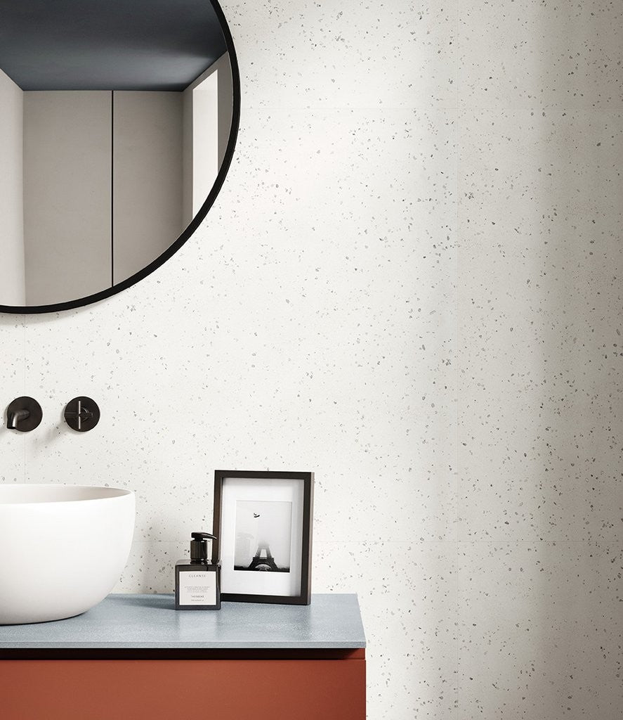 Pavimento rivestimento 60x60 in gres White Ceramica Sant posata in ambiente arredato, dettaglio della venatura