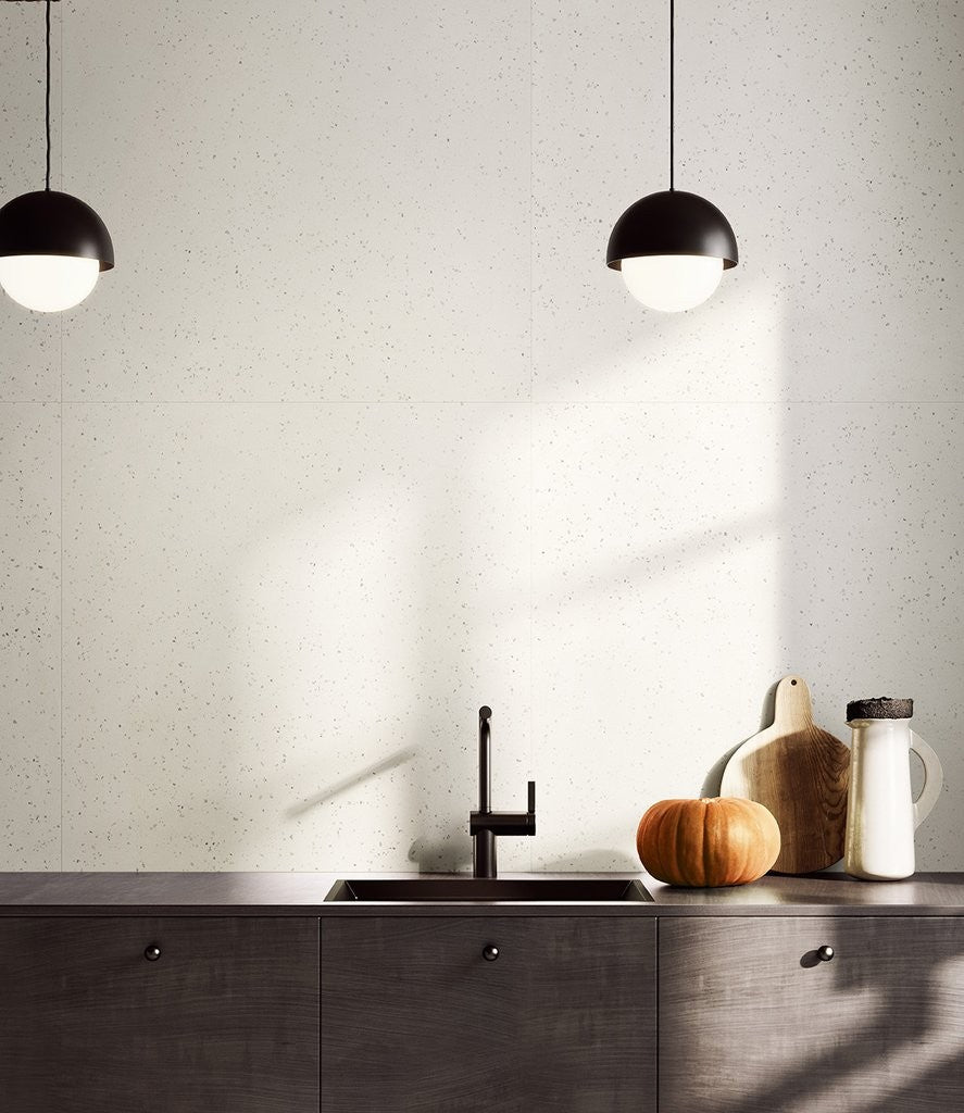 Pavimento rivestimento 60x60 in gres White Ceramica Sant in ambientazione completa, vista d'insieme della stanza
