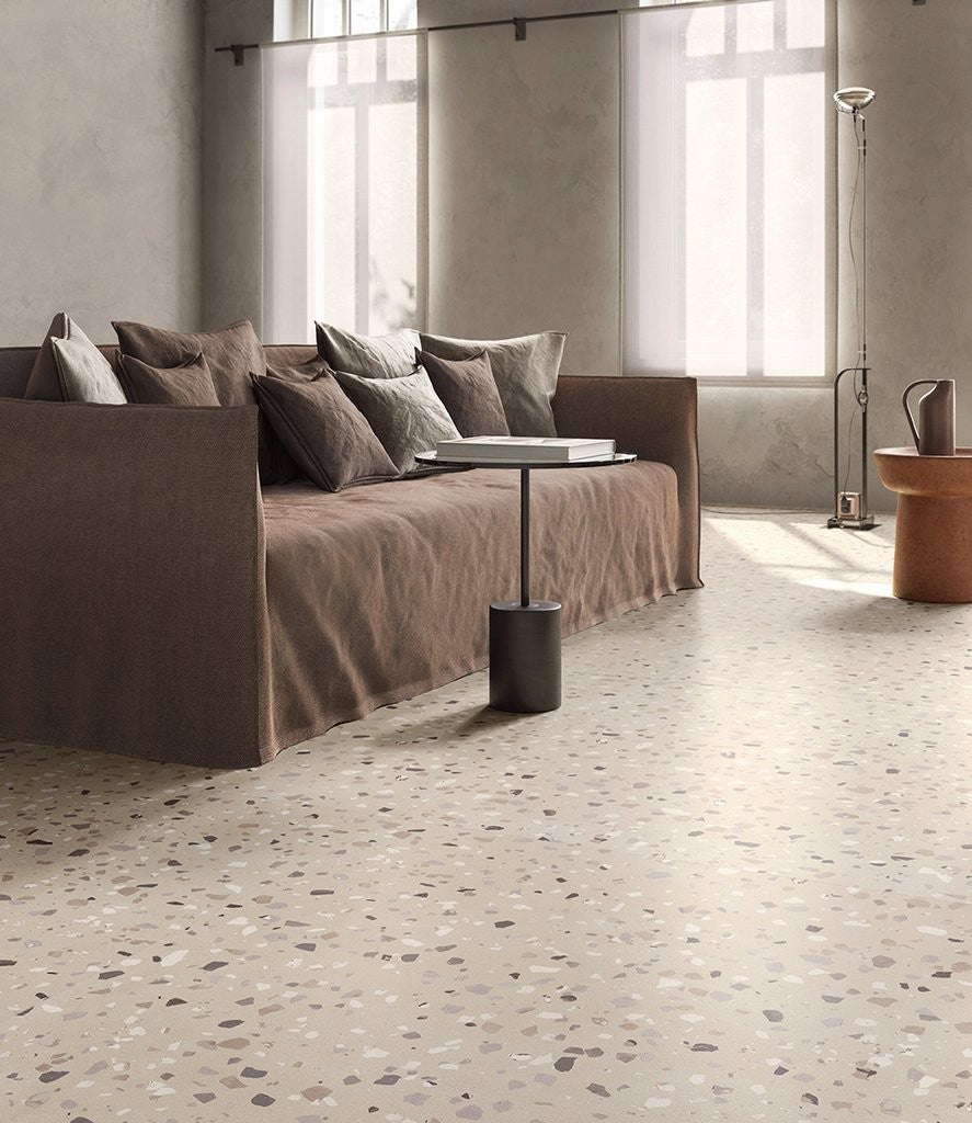 Pavimento rivestimento 90x90 in gres Sand Ceramica Sant posata in ambiente arredato, dettaglio della venatura