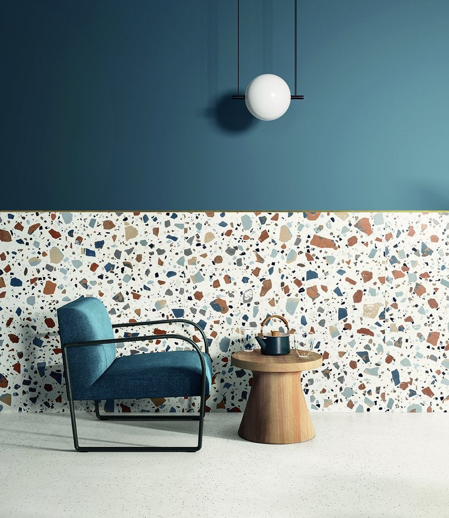 Pavimento rivestimento 90x90 effetto graniglia White posata in ambiente arredato, dettaglio della venatura
