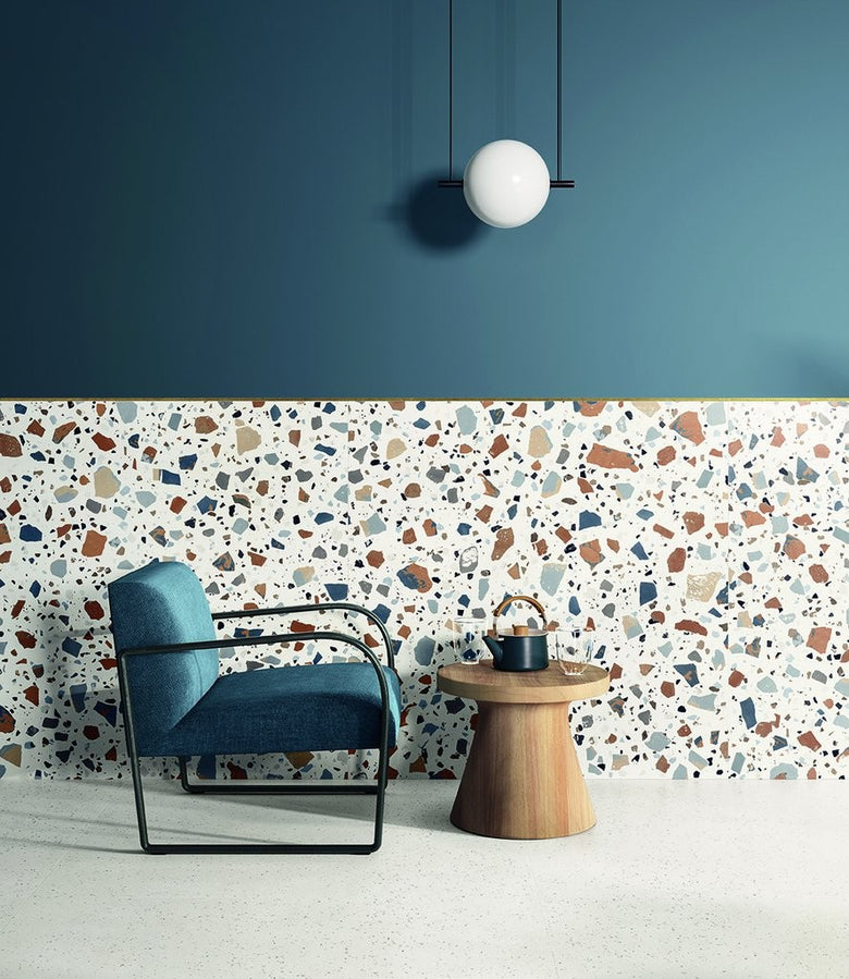 Pavimento rivestimento 90x90 effetto graniglia White posata in ambiente arredato, dettaglio della venatura