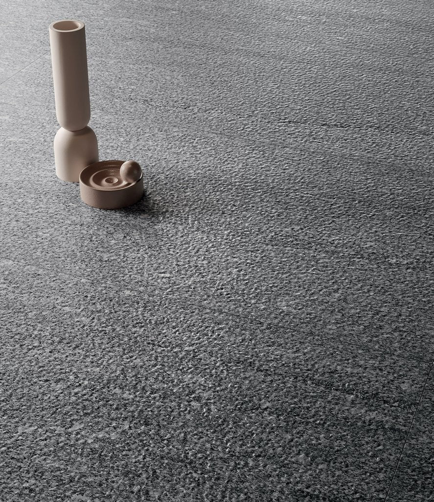 Pavimento rivestimento 300x345 mm esagonale Effetto Pietra London Grey Kry posata in ambiente arredato, dettaglio della...