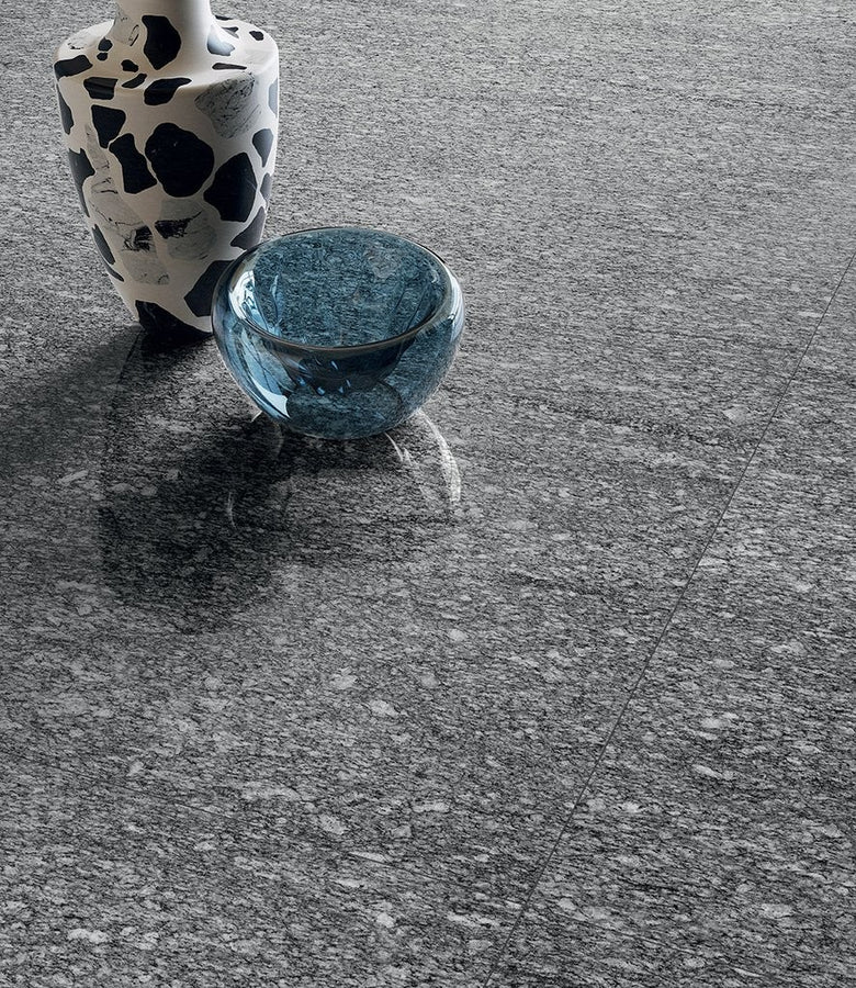 Pavimento 60x120 Effetto Pietra Antislip 2.0 In Gres posata in ambiente arredato, dettaglio della venatura
