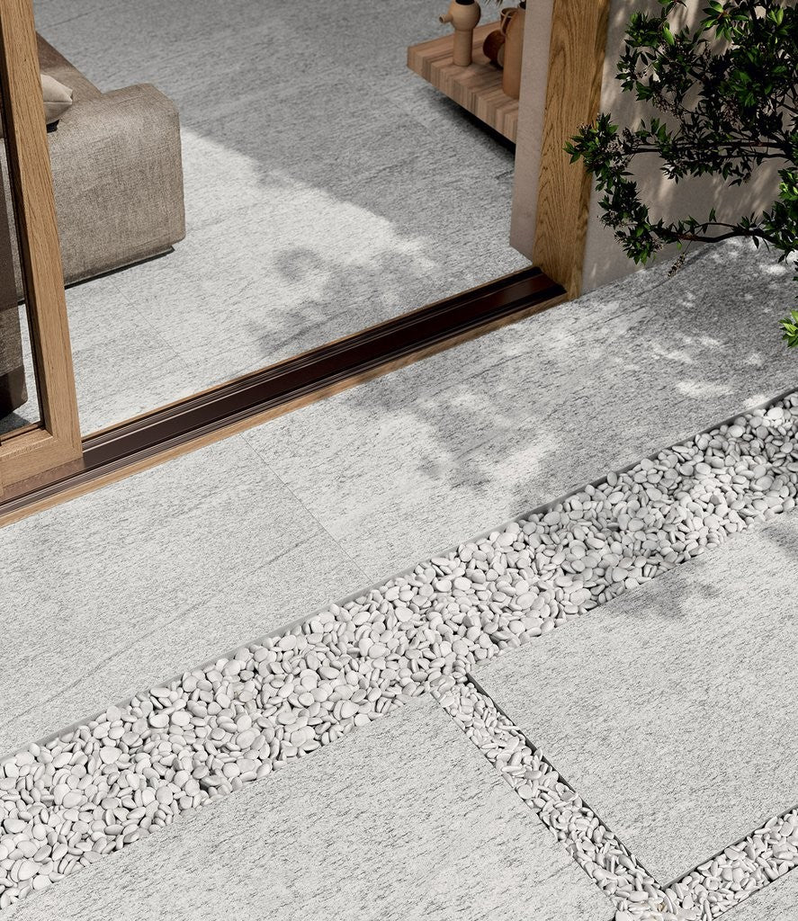 Pavimento Rivestimento 90x90 Cm Effetto Pietra In Gres posata in ambiente arredato, dettaglio della venatura